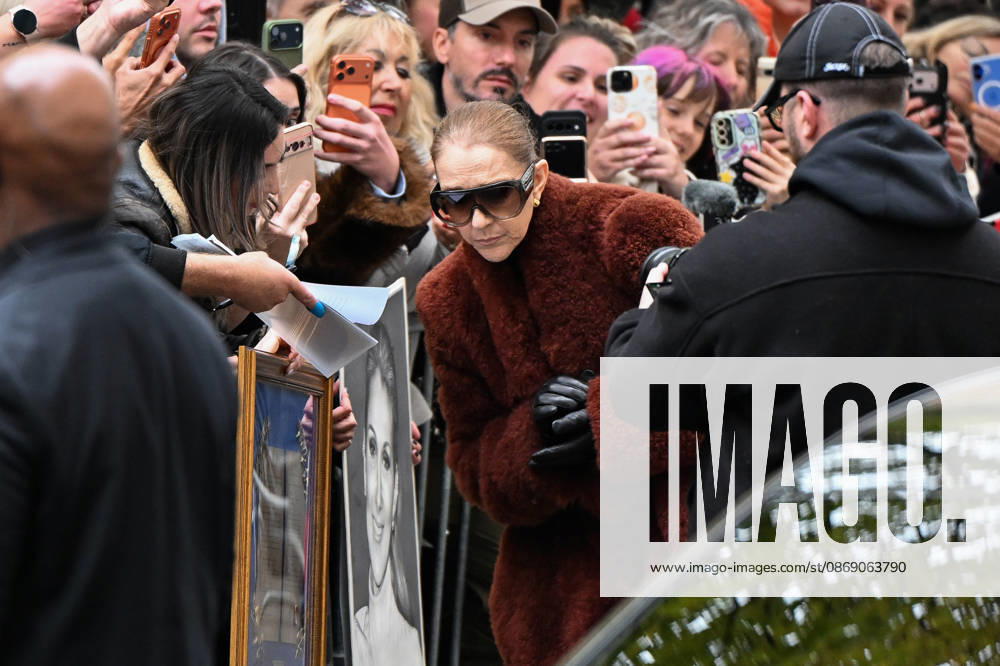 CELEBRITES : Celine Dion in Paris - 09 10 2026 Celine Dion spend time with fans before going to the venue, hotel Royal Monceau in Paris, France - Cà line Dion a passà un moment avec ses fans avant de se rendre sur les lieux, à l hà tel Royal Monceau à Paris, en France PARISFrance