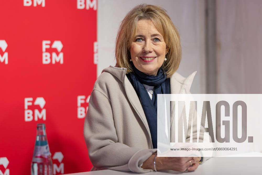Buchmesse Frankfurt 2026 Charlotte Link signiert auf der Agora ihre Bücher., Frankfurt am Main Hessen Deutschland Messegelände