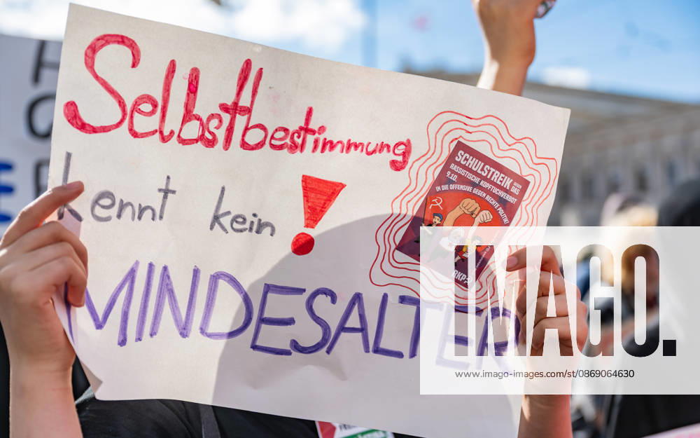 Demo Gegen das Kopftuchverbot TeilnehmerInnen der Demonstration Schule brennt , Schulstreik gegen Kopftuchverbot gegen das Kopftuchverbot aber auch generell gegen Rassismus, Sexismus und Militarisierung an Schulen am Platz der Menschenrechte in Wien, Österreich Wien Platz der Menschenrechte Wien Oesterreich