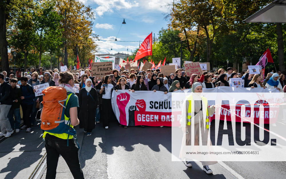 Demo Gegen das Kopftuchverbot TeilnehmerInnen der Demonstration Schule brennt , Schulstreik gegen Kopftuchverbot gegen das Kopftuchverbot aber auch generell gegen Rassismus, Sexismus und Militarisierung an Schulen am Platz der Menschenrechte in Wien, Österreich Wien Platz der Menschenrechte Wien Oesterreich