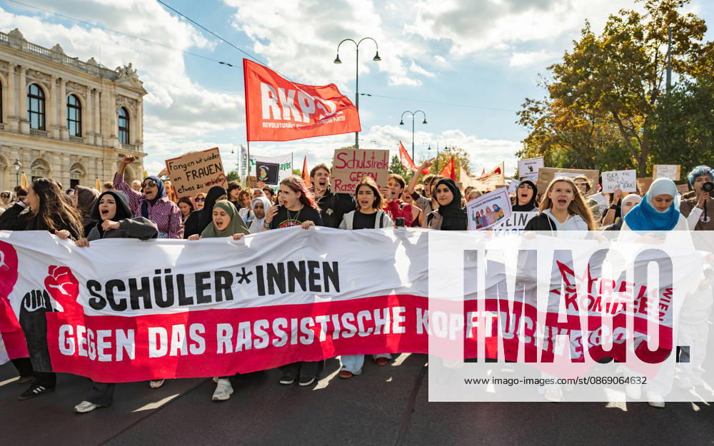 Demo Gegen das Kopftuchverbot TeilnehmerInnen der Demonstration Schule brennt , Schulstreik gegen Kopftuchverbot gegen das Kopftuchverbot aber auch generell gegen Rassismus, Sexismus und Militarisierung an Schulen am Platz der Menschenrechte in Wien, Österreich Wien Platz der Menschenrechte Wien Oesterreich