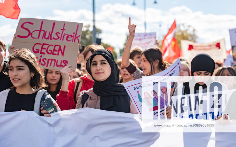Demo Gegen das Kopftuchverbot TeilnehmerInnen der Demonstration Schule brennt , Schulstreik gegen Kopftuchverbot gegen das Kopftuchverbot aber auch generell gegen Rassismus, Sexismus und Militarisierung an Schulen am Platz der Menschenrechte in Wien, Österreich Wien Platz der Menschenrechte Wien Oesterreich