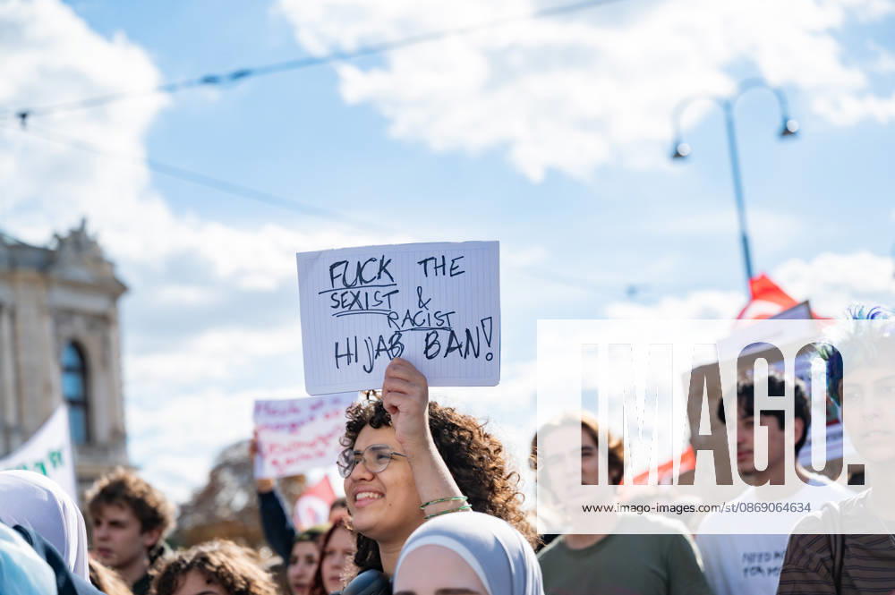 Demo Gegen das Kopftuchverbot TeilnehmerInnen der Demonstration Schule brennt , Schulstreik gegen Kopftuchverbot gegen das Kopftuchverbot aber auch generell gegen Rassismus, Sexismus und Militarisierung an Schulen am Platz der Menschenrechte in Wien, Österreich Wien Platz der Menschenrechte Wien Oesterreich