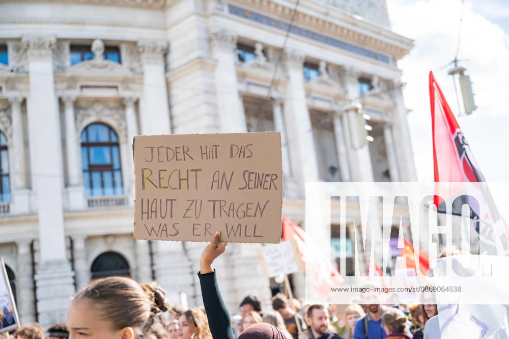 Demo Gegen das Kopftuchverbot TeilnehmerInnen der Demonstration Schule brennt , Schulstreik gegen Kopftuchverbot gegen das Kopftuchverbot aber auch generell gegen Rassismus, Sexismus und Militarisierung an Schulen am Platz der Menschenrechte in Wien, Österreich Wien Platz der Menschenrechte Wien Oesterreich