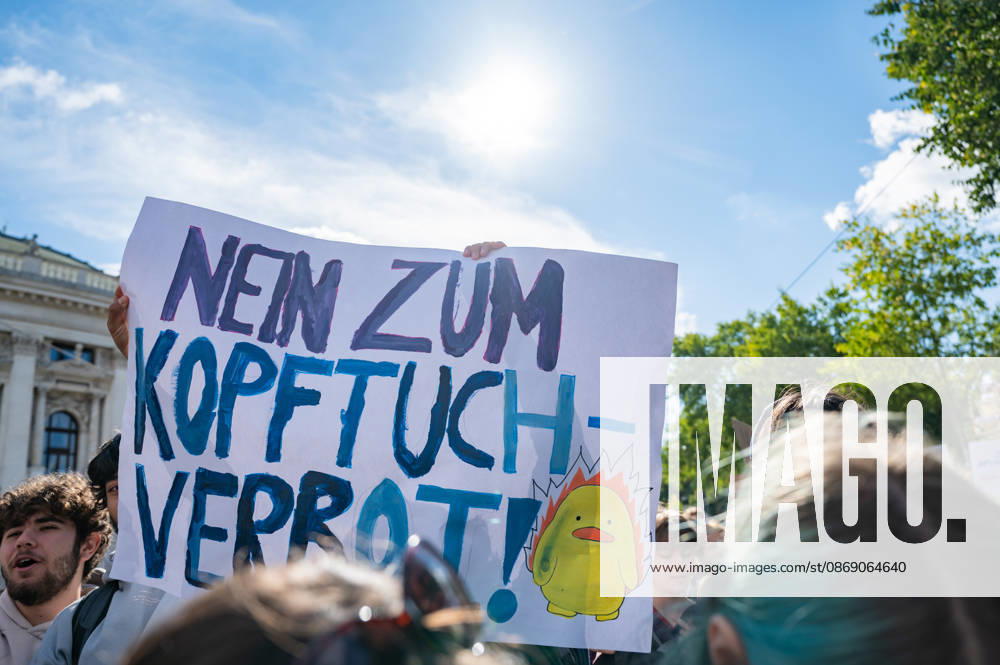 Demo Gegen das Kopftuchverbot TeilnehmerInnen der Demonstration Schule brennt , Schulstreik gegen Kopftuchverbot gegen das Kopftuchverbot aber auch generell gegen Rassismus, Sexismus und Militarisierung an Schulen am Platz der Menschenrechte in Wien, Österreich Wien Platz der Menschenrechte Wien Oesterreich
