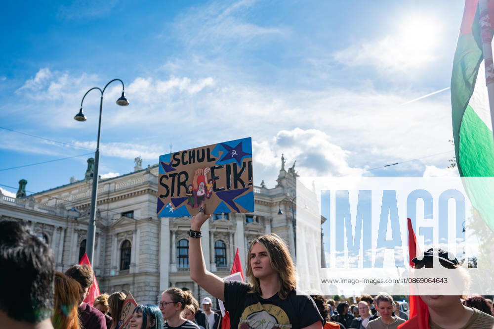 Demo Gegen das Kopftuchverbot TeilnehmerInnen der Demonstration Schule brennt , Schulstreik gegen Kopftuchverbot gegen das Kopftuchverbot aber auch generell gegen Rassismus, Sexismus und Militarisierung an Schulen am Platz der Menschenrechte in Wien, Österreich Wien Platz der Menschenrechte Wien Oesterreich