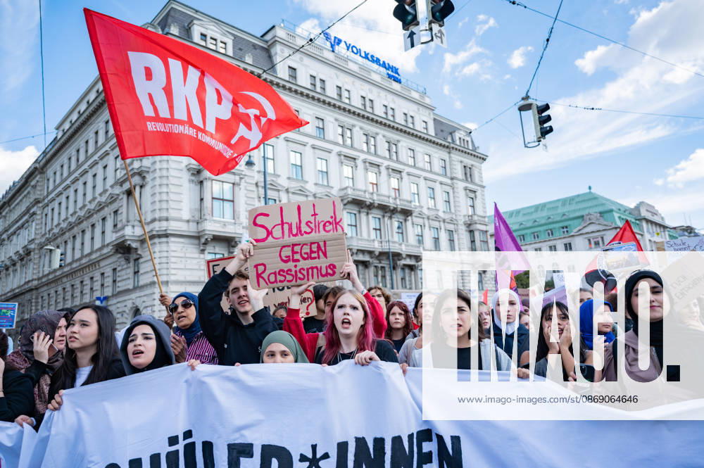 Demo Gegen das Kopftuchverbot TeilnehmerInnen der Demonstration Schule brennt , Schulstreik gegen Kopftuchverbot gegen das Kopftuchverbot aber auch generell gegen Rassismus, Sexismus und Militarisierung an Schulen am Platz der Menschenrechte in Wien, Österreich Wien Platz der Menschenrechte Wien Oesterreich