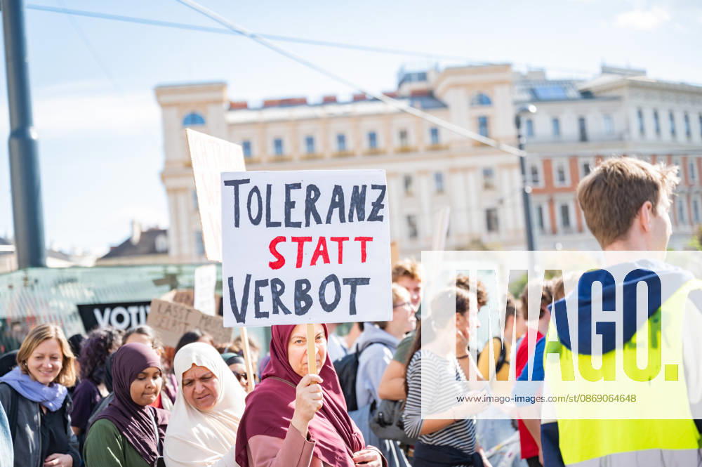 Demo Gegen das Kopftuchverbot TeilnehmerInnen der Demonstration Schule brennt , Schulstreik gegen Kopftuchverbot gegen das Kopftuchverbot aber auch generell gegen Rassismus, Sexismus und Militarisierung an Schulen am Platz der Menschenrechte in Wien, Österreich Wien Platz der Menschenrechte Wien Oesterreich