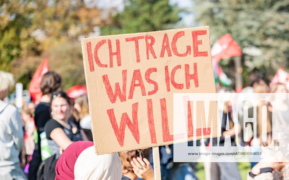 Demo Gegen das Kopftuchverbot TeilnehmerInnen der Demonstration Schule brennt , Schulstreik gegen Kopftuchverbot gegen das Kopftuchverbot aber auch generell gegen Rassismus, Sexismus und Militarisierung an Schulen am Platz der Menschenrechte in Wien, Österreich Wien Platz der Menschenrechte Wien Oesterreich