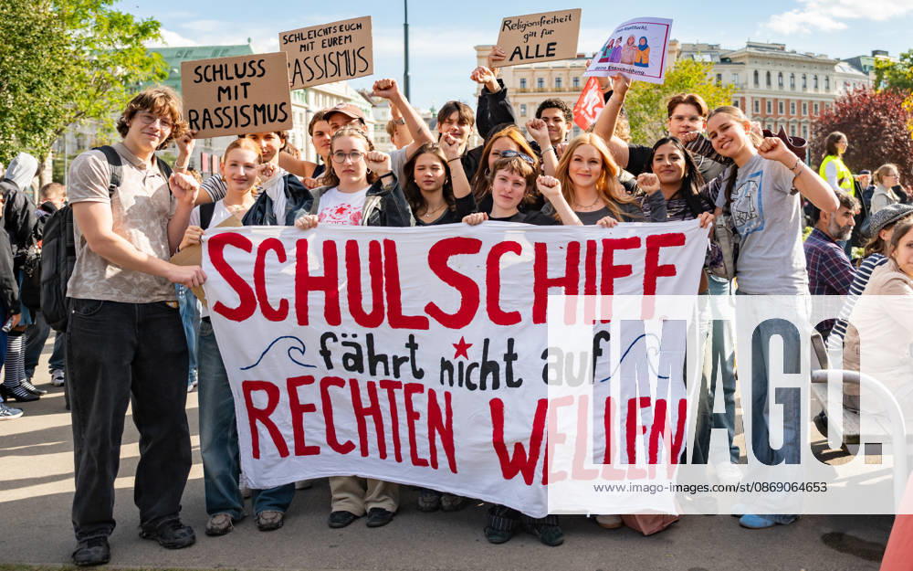 Demo Gegen das Kopftuchverbot TeilnehmerInnen der Demonstration Schule brennt , Schulstreik gegen Kopftuchverbot gegen das Kopftuchverbot aber auch generell gegen Rassismus, Sexismus und Militarisierung an Schulen am Platz der Menschenrechte in Wien, Österreich Wien Platz der Menschenrechte Wien Oesterreich