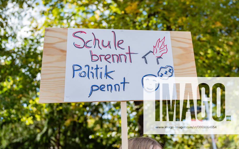Demo Gegen das Kopftuchverbot TeilnehmerInnen der Demonstration Schule brennt , Schulstreik gegen Kopftuchverbot gegen das Kopftuchverbot aber auch generell gegen Rassismus, Sexismus und Militarisierung an Schulen am Platz der Menschenrechte in Wien, Österreich Wien Platz der Menschenrechte Wien Oesterreich