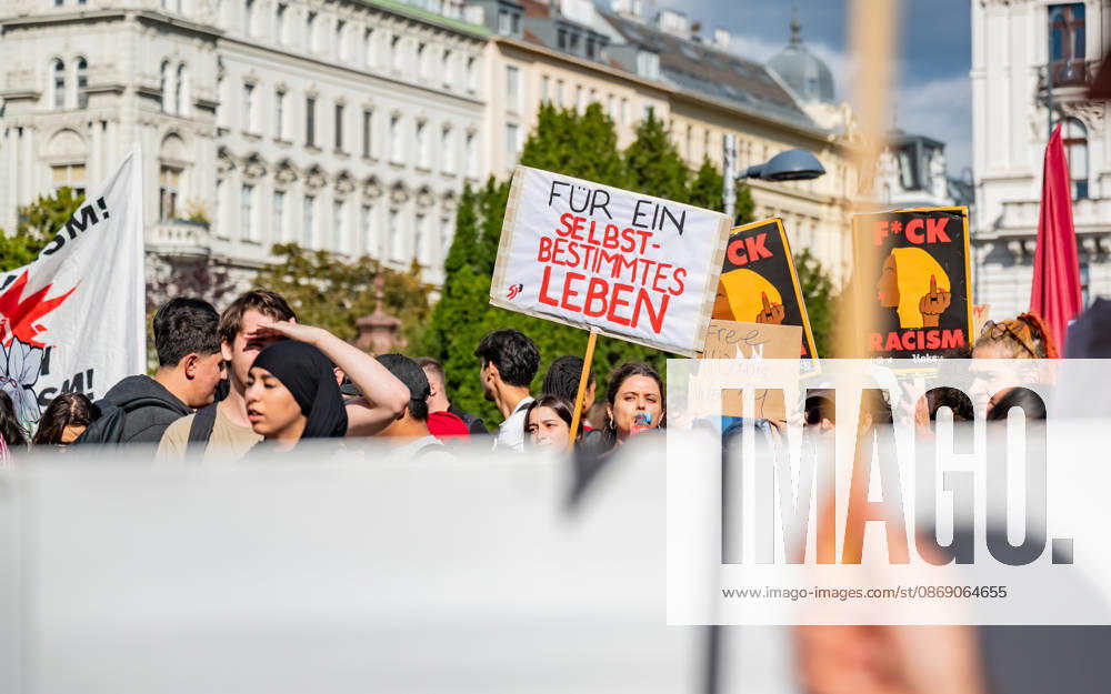 Demo Gegen das Kopftuchverbot TeilnehmerInnen der Demonstration Schule brennt , Schulstreik gegen Kopftuchverbot gegen das Kopftuchverbot aber auch generell gegen Rassismus, Sexismus und Militarisierung an Schulen am Platz der Menschenrechte in Wien, Österreich Wien Platz der Menschenrechte Wien Oesterreich