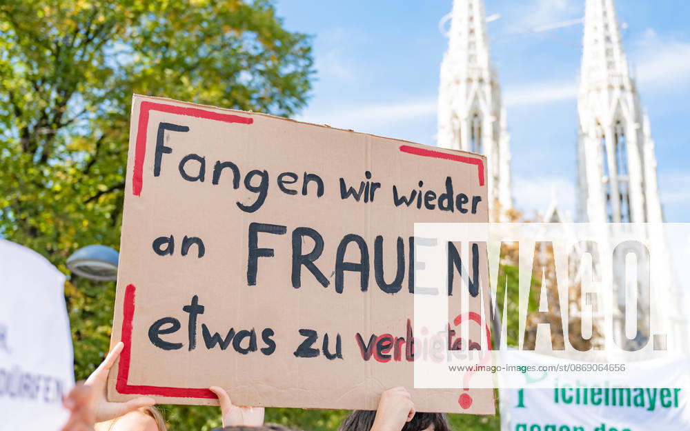 Demo Gegen das Kopftuchverbot TeilnehmerInnen der Demonstration Schule brennt , Schulstreik gegen Kopftuchverbot gegen das Kopftuchverbot aber auch generell gegen Rassismus, Sexismus und Militarisierung an Schulen am Platz der Menschenrechte in Wien, Österreich Wien Platz der Menschenrechte Wien Oesterreich