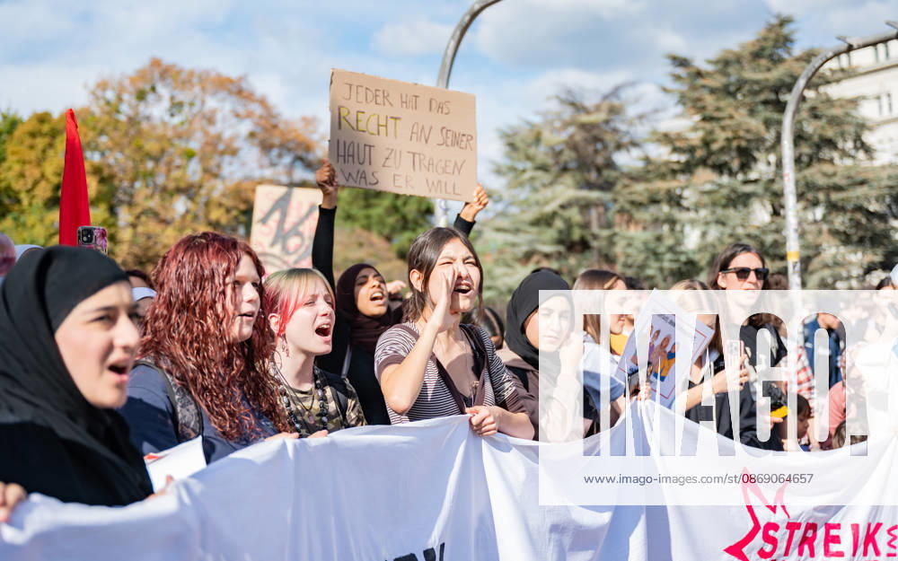 Demo Gegen das Kopftuchverbot TeilnehmerInnen der Demonstration Schule brennt , Schulstreik gegen Kopftuchverbot gegen das Kopftuchverbot aber auch generell gegen Rassismus, Sexismus und Militarisierung an Schulen am Platz der Menschenrechte in Wien, Österreich Wien Platz der Menschenrechte Wien Oesterreich