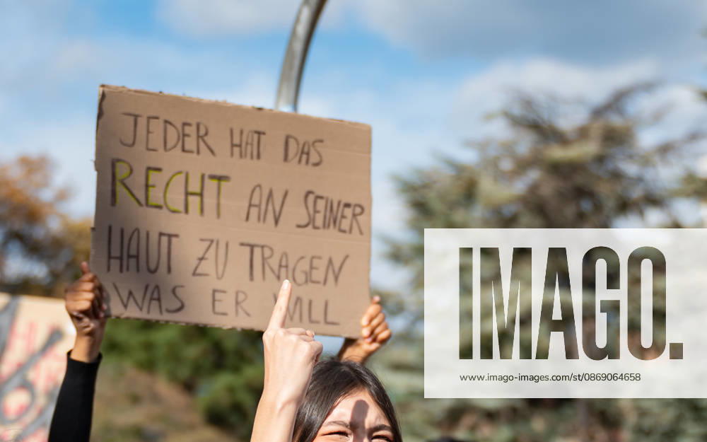 Demo Gegen das Kopftuchverbot TeilnehmerInnen der Demonstration Schule brennt , Schulstreik gegen Kopftuchverbot gegen das Kopftuchverbot aber auch generell gegen Rassismus, Sexismus und Militarisierung an Schulen am Platz der Menschenrechte in Wien, Österreich Wien Platz der Menschenrechte Wien Oesterreich