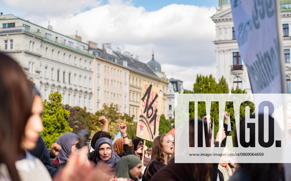 Demo Gegen das Kopftuchverbot TeilnehmerInnen der Demonstration Schule brennt , Schulstreik gegen Kopftuchverbot gegen das Kopftuchverbot aber auch generell gegen Rassismus, Sexismus und Militarisierung an Schulen am Platz der Menschenrechte in Wien, Österreich Wien Platz der Menschenrechte Wien Oesterreich