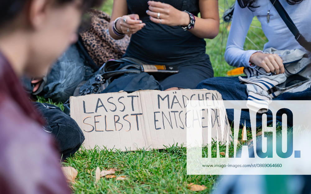 Demo Gegen das Kopftuchverbot TeilnehmerInnen der Demonstration Schule brennt , Schulstreik gegen Kopftuchverbot gegen das Kopftuchverbot aber auch generell gegen Rassismus, Sexismus und Militarisierung an Schulen am Platz der Menschenrechte in Wien, Österreich Wien Platz der Menschenrechte Wien Oesterreich