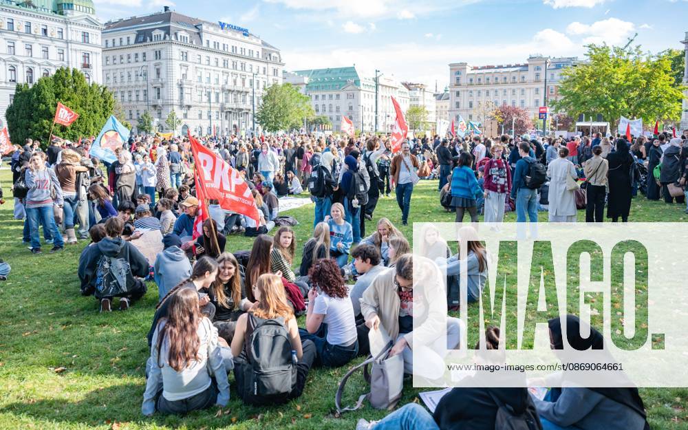 Demo Gegen das Kopftuchverbot TeilnehmerInnen der Demonstration Schule brennt , Schulstreik gegen Kopftuchverbot gegen das Kopftuchverbot aber auch generell gegen Rassismus, Sexismus und Militarisierung an Schulen am Platz der Menschenrechte in Wien, Österreich Wien Platz der Menschenrechte Wien Oesterreich