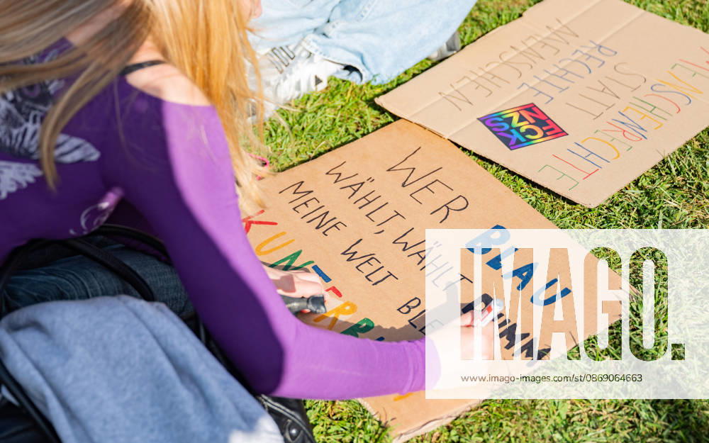 Demo Gegen das Kopftuchverbot TeilnehmerInnen der Demonstration Schule brennt , Schulstreik gegen Kopftuchverbot gegen das Kopftuchverbot aber auch generell gegen Rassismus, Sexismus und Militarisierung an Schulen am Platz der Menschenrechte in Wien, Österreich Wien Platz der Menschenrechte Wien Oesterreich