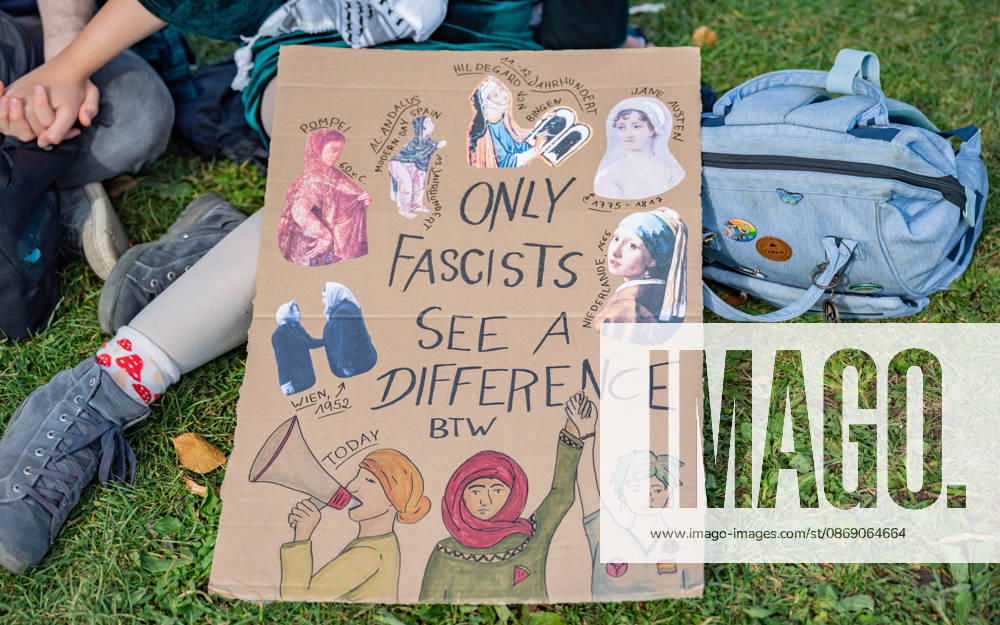 Demo Gegen das Kopftuchverbot TeilnehmerInnen der Demonstration Schule brennt , Schulstreik gegen Kopftuchverbot gegen das Kopftuchverbot aber auch generell gegen Rassismus, Sexismus und Militarisierung an Schulen am Platz der Menschenrechte in Wien, Österreich Wien Platz der Menschenrechte Wien Oesterreich