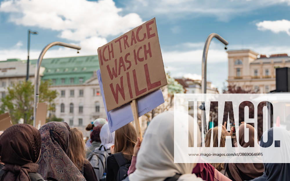 Demo Gegen das Kopftuchverbot TeilnehmerInnen der Demonstration Schule brennt , Schulstreik gegen Kopftuchverbot gegen das Kopftuchverbot aber auch generell gegen Rassismus, Sexismus und Militarisierung an Schulen am Platz der Menschenrechte in Wien, Österreich Wien Platz der Menschenrechte Wien Oesterreich