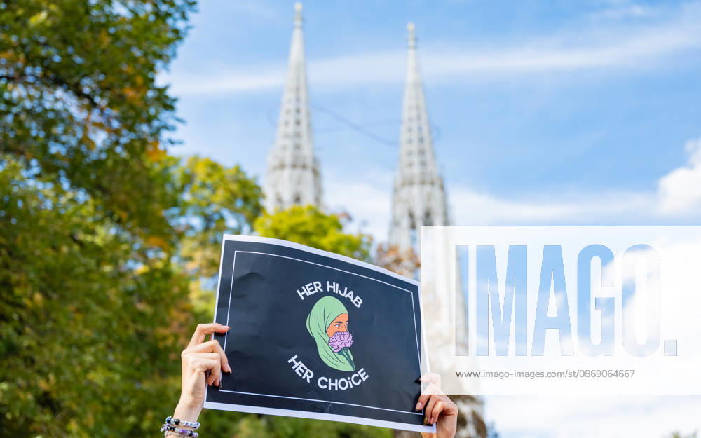 Demo Gegen das Kopftuchverbot TeilnehmerInnen der Demonstration Schule brennt , Schulstreik gegen Kopftuchverbot gegen das Kopftuchverbot aber auch generell gegen Rassismus, Sexismus und Militarisierung an Schulen am Platz der Menschenrechte in Wien, Österreich Wien Platz der Menschenrechte Wien Oesterreich