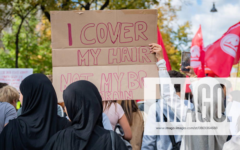 Demo Gegen das Kopftuchverbot TeilnehmerInnen der Demonstration Schule brennt , Schulstreik gegen Kopftuchverbot gegen das Kopftuchverbot aber auch generell gegen Rassismus, Sexismus und Militarisierung an Schulen am Platz der Menschenrechte in Wien, Österreich Wien Platz der Menschenrechte Wien Oesterreich
