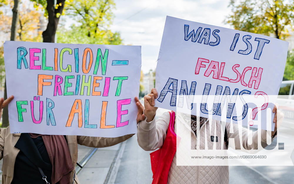 Demo Gegen das Kopftuchverbot TeilnehmerInnen der Demonstration Schule brennt , Schulstreik gegen Kopftuchverbot gegen das Kopftuchverbot aber auch generell gegen Rassismus, Sexismus und Militarisierung an Schulen am Platz der Menschenrechte in Wien, Österreich Wien Platz der Menschenrechte Wien Oesterreich