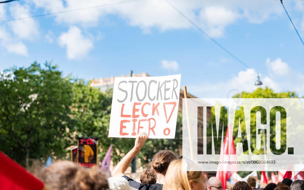 Demo Gegen das Kopftuchverbot TeilnehmerInnen der Demonstration Schule brennt , Schulstreik gegen Kopftuchverbot gegen das Kopftuchverbot aber auch generell gegen Rassismus, Sexismus und Militarisierung an Schulen am Platz der Menschenrechte in Wien, Österreich Wien Platz der Menschenrechte Wien Oesterreich