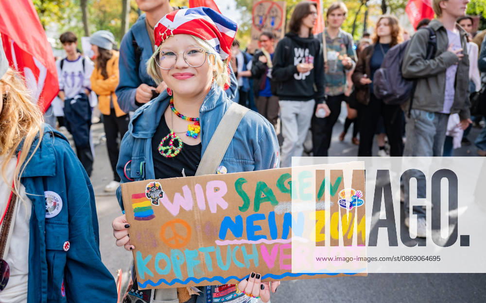 Demo Gegen das Kopftuchverbot TeilnehmerInnen der Demonstration Schule brennt , Schulstreik gegen Kopftuchverbot gegen das Kopftuchverbot aber auch generell gegen Rassismus, Sexismus und Militarisierung an Schulen am Platz der Menschenrechte in Wien, Österreich Wien Platz der Menschenrechte Wien Oesterreich