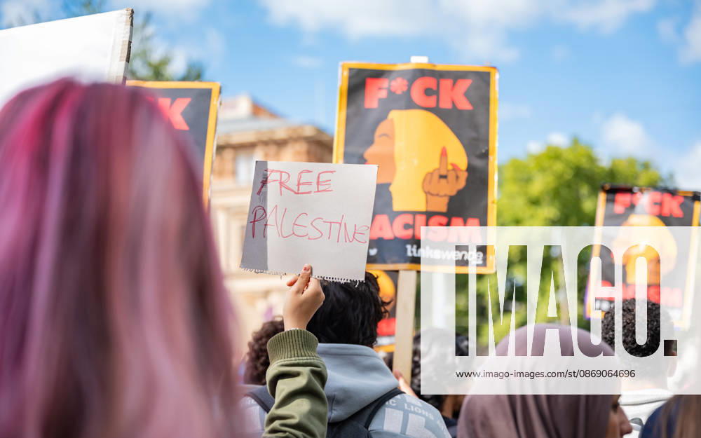 Demo Gegen das Kopftuchverbot TeilnehmerInnen der Demonstration Schule brennt , Schulstreik gegen Kopftuchverbot gegen das Kopftuchverbot aber auch generell gegen Rassismus, Sexismus und Militarisierung an Schulen am Platz der Menschenrechte in Wien, Österreich Wien Platz der Menschenrechte Wien Oesterreich