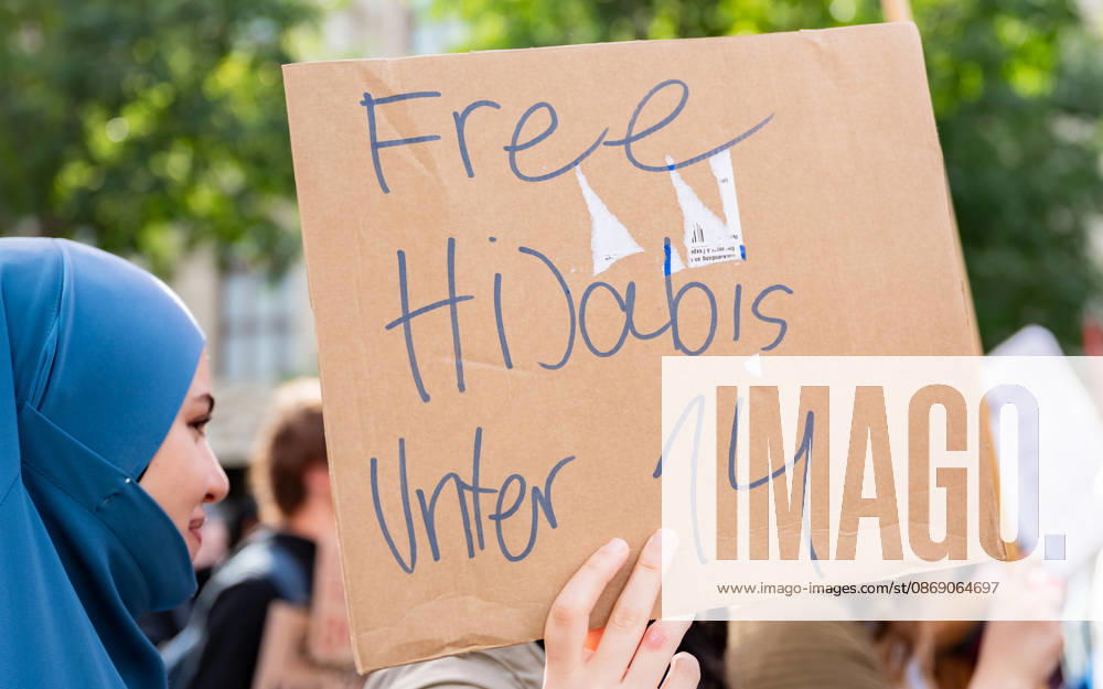 Demo Gegen das Kopftuchverbot TeilnehmerInnen der Demonstration Schule brennt , Schulstreik gegen Kopftuchverbot gegen das Kopftuchverbot aber auch generell gegen Rassismus, Sexismus und Militarisierung an Schulen am Platz der Menschenrechte in Wien, Österreich Wien Platz der Menschenrechte Wien Oesterreich