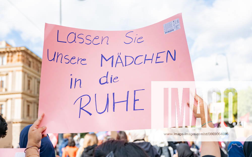 Demo Gegen das Kopftuchverbot TeilnehmerInnen der Demonstration Schule brennt , Schulstreik gegen Kopftuchverbot gegen das Kopftuchverbot aber auch generell gegen Rassismus, Sexismus und Militarisierung an Schulen am Platz der Menschenrechte in Wien, Österreich Wien Platz der Menschenrechte Wien Oesterreich