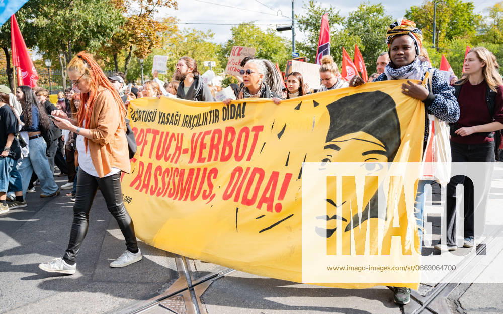 Demo Gegen das Kopftuchverbot TeilnehmerInnen der Demonstration Schule brennt , Schulstreik gegen Kopftuchverbot gegen das Kopftuchverbot aber auch generell gegen Rassismus, Sexismus und Militarisierung an Schulen am Platz der Menschenrechte in Wien, Österreich Wien Platz der Menschenrechte Wien Oesterreich