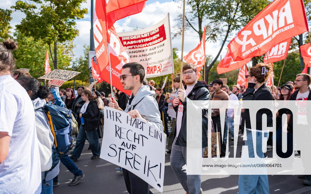 Demo Gegen das Kopftuchverbot TeilnehmerInnen der Demonstration Schule brennt , Schulstreik gegen Kopftuchverbot gegen das Kopftuchverbot aber auch generell gegen Rassismus, Sexismus und Militarisierung an Schulen am Platz der Menschenrechte in Wien, Österreich Wien Platz der Menschenrechte Wien Oesterreich