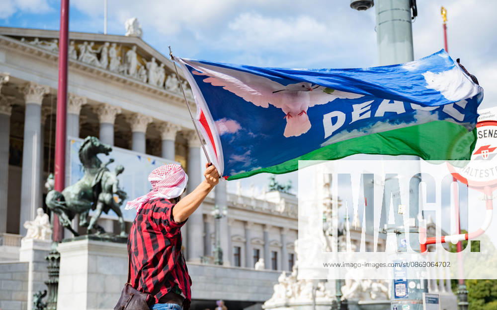 Demo Gegen das Kopftuchverbot TeilnehmerInnen der Demonstration Schule brennt , Schulstreik gegen Kopftuchverbot gegen das Kopftuchverbot aber auch generell gegen Rassismus, Sexismus und Militarisierung an Schulen am Platz der Menschenrechte in Wien, Österreich Wien Platz der Menschenrechte Wien Oesterreich