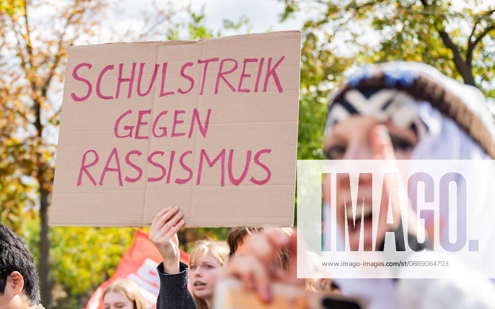 Demo Gegen das Kopftuchverbot TeilnehmerInnen der Demonstration Schule brennt , Schulstreik gegen Kopftuchverbot gegen das Kopftuchverbot aber auch generell gegen Rassismus, Sexismus und Militarisierung an Schulen am Platz der Menschenrechte in Wien, Österreich Wien Platz der Menschenrechte Wien Oesterreich