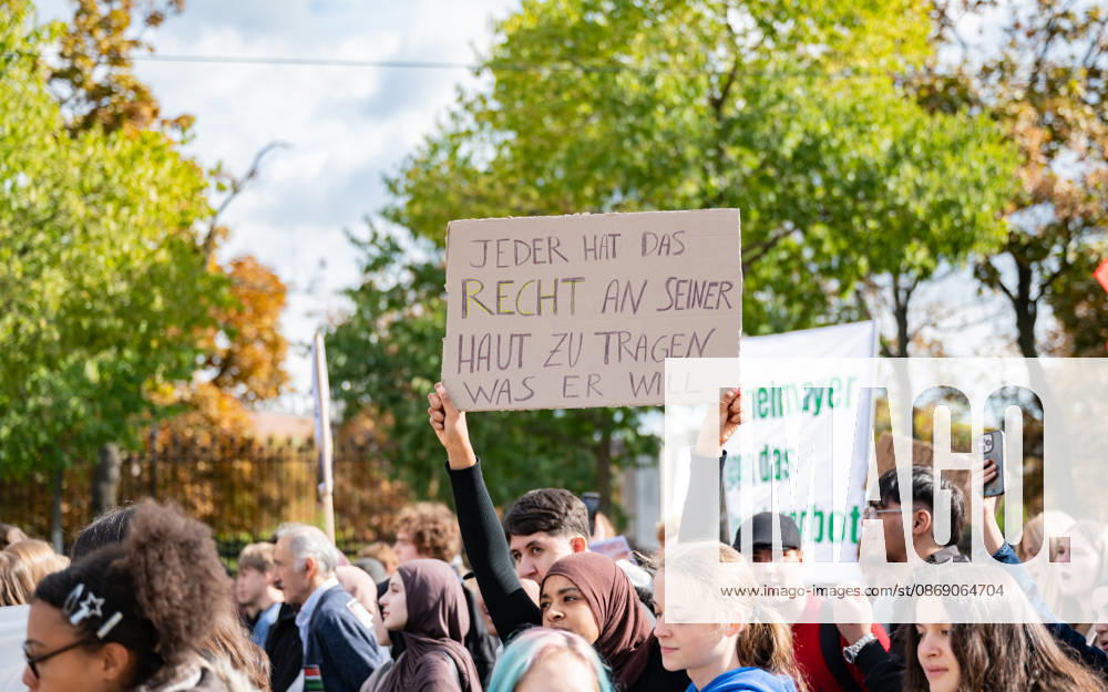 Demo Gegen das Kopftuchverbot TeilnehmerInnen der Demonstration Schule brennt , Schulstreik gegen Kopftuchverbot gegen das Kopftuchverbot aber auch generell gegen Rassismus, Sexismus und Militarisierung an Schulen am Platz der Menschenrechte in Wien, Österreich Wien Platz der Menschenrechte Wien Oesterreich