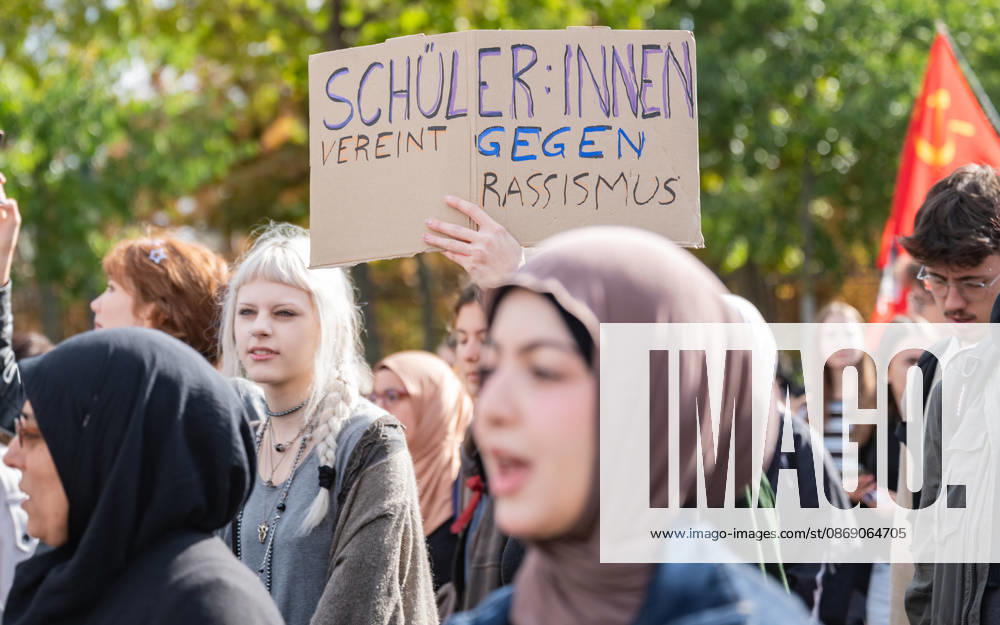 Demo Gegen das Kopftuchverbot TeilnehmerInnen der Demonstration Schule brennt , Schulstreik gegen Kopftuchverbot gegen das Kopftuchverbot aber auch generell gegen Rassismus, Sexismus und Militarisierung an Schulen am Platz der Menschenrechte in Wien, Österreich Wien Platz der Menschenrechte Wien Oesterreich
