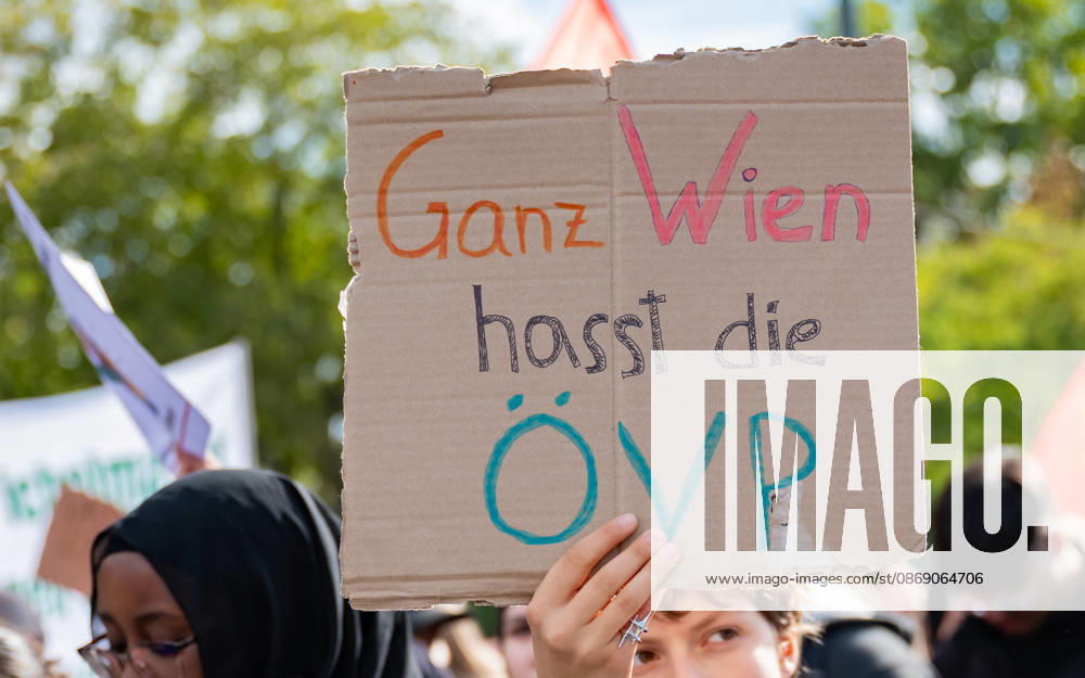 Demo Gegen das Kopftuchverbot TeilnehmerInnen der Demonstration Schule brennt , Schulstreik gegen Kopftuchverbot gegen das Kopftuchverbot aber auch generell gegen Rassismus, Sexismus und Militarisierung an Schulen am Platz der Menschenrechte in Wien, Österreich Wien Platz der Menschenrechte Wien Oesterreich