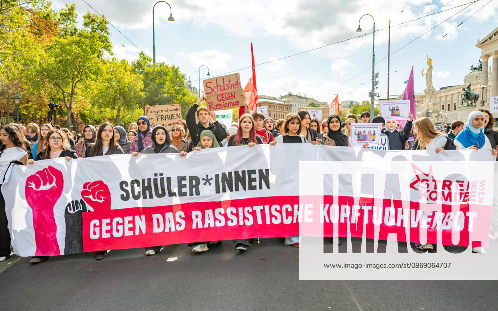 Demo Gegen das Kopftuchverbot TeilnehmerInnen der Demonstration Schule brennt , Schulstreik gegen Kopftuchverbot gegen das Kopftuchverbot aber auch generell gegen Rassismus, Sexismus und Militarisierung an Schulen am Platz der Menschenrechte in Wien, Österreich Wien Platz der Menschenrechte Wien Oesterreich