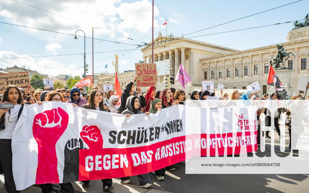 Demo Gegen das Kopftuchverbot TeilnehmerInnen der Demonstration Schule brennt , Schulstreik gegen Kopftuchverbot gegen das Kopftuchverbot aber auch generell gegen Rassismus, Sexismus und Militarisierung an Schulen am Platz der Menschenrechte in Wien, Österreich Wien Platz der Menschenrechte Wien Oesterreich