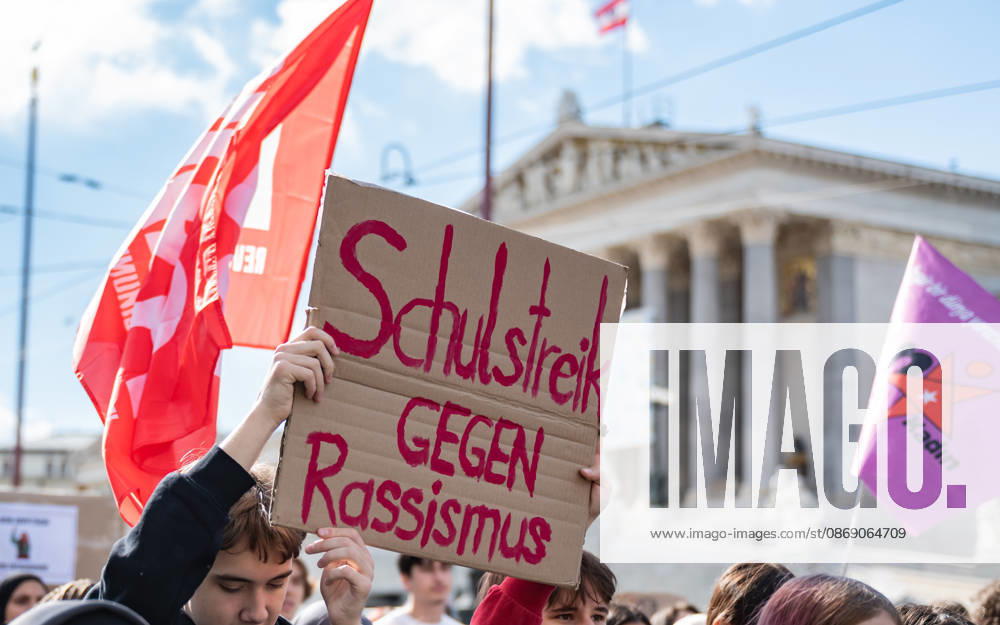 Demo Gegen das Kopftuchverbot TeilnehmerInnen der Demonstration Schule brennt , Schulstreik gegen Kopftuchverbot gegen das Kopftuchverbot aber auch generell gegen Rassismus, Sexismus und Militarisierung an Schulen am Platz der Menschenrechte in Wien, Österreich Wien Platz der Menschenrechte Wien Oesterreich