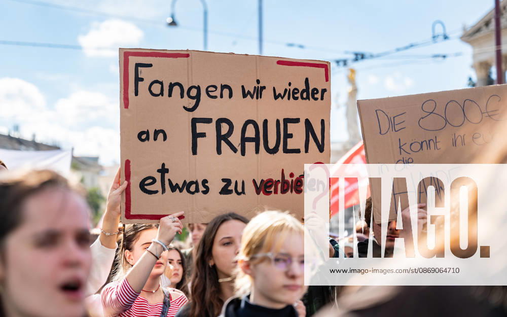 Demo Gegen das Kopftuchverbot TeilnehmerInnen der Demonstration Schule brennt , Schulstreik gegen Kopftuchverbot gegen das Kopftuchverbot aber auch generell gegen Rassismus, Sexismus und Militarisierung an Schulen am Platz der Menschenrechte in Wien, Österreich Wien Platz der Menschenrechte Wien Oesterreich
