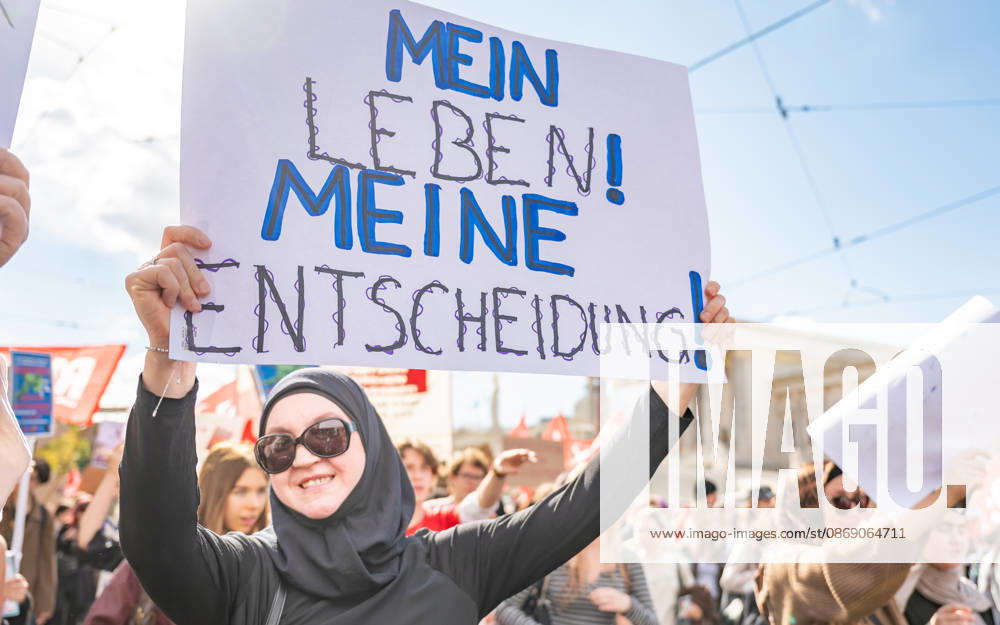 Demo Gegen das Kopftuchverbot TeilnehmerInnen der Demonstration Schule brennt , Schulstreik gegen Kopftuchverbot gegen das Kopftuchverbot aber auch generell gegen Rassismus, Sexismus und Militarisierung an Schulen am Platz der Menschenrechte in Wien, Österreich Wien Platz der Menschenrechte Wien Oesterreich