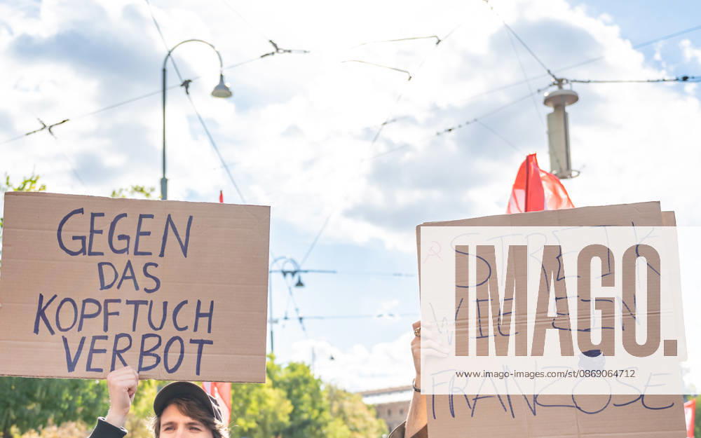 Demo Gegen das Kopftuchverbot TeilnehmerInnen der Demonstration Schule brennt , Schulstreik gegen Kopftuchverbot gegen das Kopftuchverbot aber auch generell gegen Rassismus, Sexismus und Militarisierung an Schulen am Platz der Menschenrechte in Wien, Österreich Wien Platz der Menschenrechte Wien Oesterreich