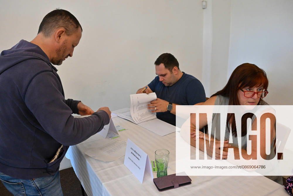 The two-day elections to municipal assemblies started in the Czech Republic together with the first round of the elections to one-third of the Senate, on October 9, 2026. On the photo polling place for municipal elections in Stara Ves nad Ondrejnici. (CTKxPhoto JaroslavxOzana) CTKPhotoP2026100905938 CTKPhotoP2026100905938