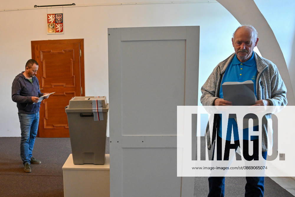 The two-day elections to municipal assemblies started in the Czech Republic together with the first round of the elections to one-third of the Senate, on October 9, 2026. On the photo polling place for municipal elections in Stara Ves nad Ondrejnici. (CTKxPhoto JaroslavxOzana) CTKPhotoP2026100906113 CTKPhotoP2026100906113