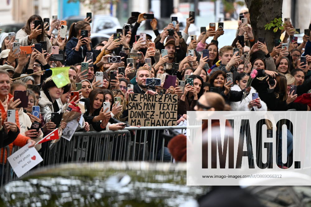 Céline Dion spent some time with her fans at the Royal Monceau Hotel in Paris, France, before heading to the event venue. Céline Dion spends time with fans before going to the venue, the Royal Monceau Hotel in Paris, France 460344 2026 10 09 PARIS France