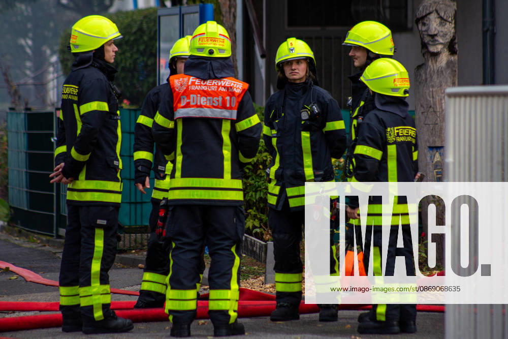 Schul Hilfe in Flammen: Nachts brennt in Frankfurt-Dornbusch das Lager der Initiative Frankfurt for Ukraine – über 100 Einsatzkräfte kämpfen gegen das Feuer - Kriminalpolizei Ermittelt 7aIMG: 0576528 Schul Hilfe in Flammen: Nachts brennt in Frankfurt-Dornbusch das Lager der Initiative Frankfurt for Ukraine – über 100 Einsatzkräfte kämpfen gegen das Feuer - Kriminalpolizei ErmitteltHessen, Frankfurt am Main, Deutschland